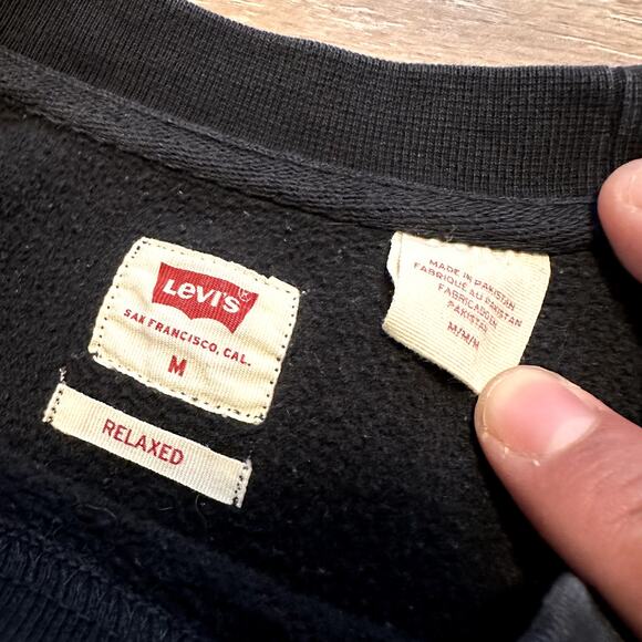 Levi's Black Crew Neck Pullover Relaxed Fit Sweater Embroidered Logo Medium - Picture 3 of 5